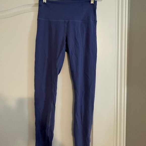 Winder under blue leggings - Picture 2 of 4